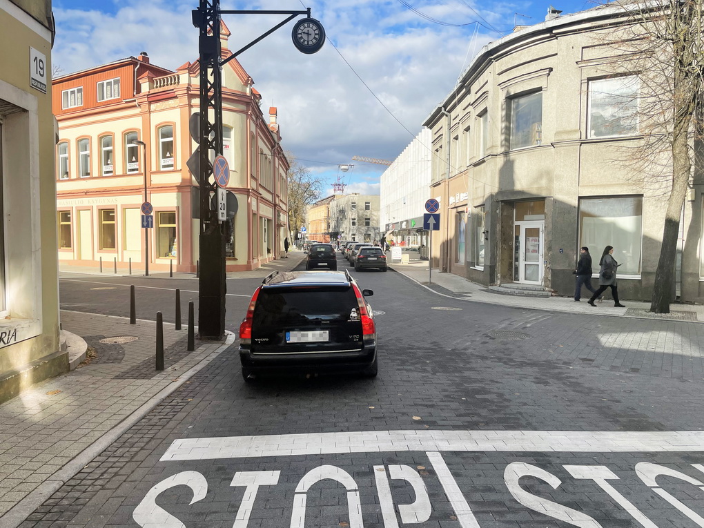 Nemokėjimas, o gal nenorėjimas tinkamai statyti automobilių – viena opiausių Panevėžio vairuotojų bėdų.