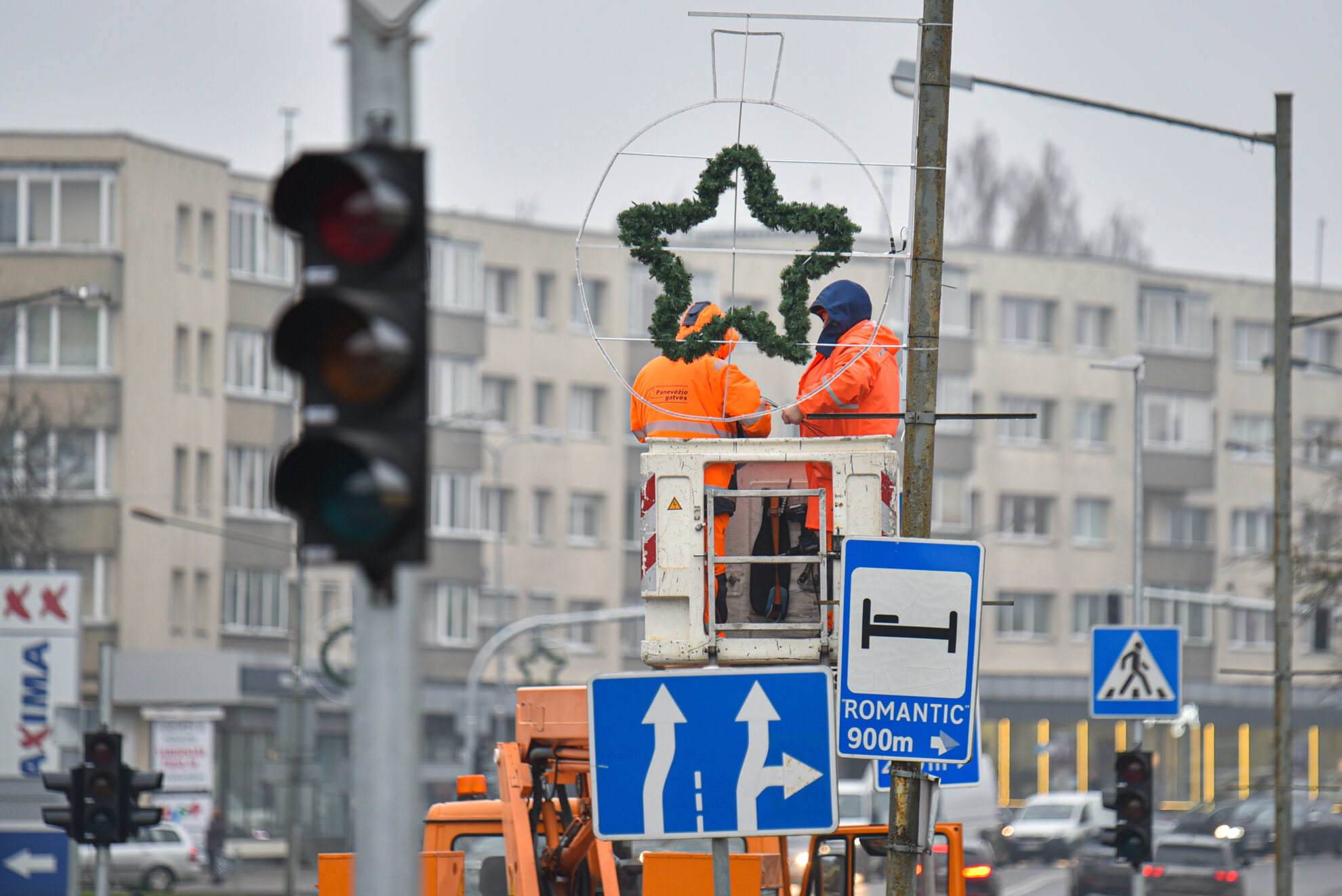 Kaip toje pasakoje: už jūrų marių, už kalnų, nežinia kada, – taip paslaptingai šiemet bus įžiebta ir pasakiškoji Panevėžio kalėdinė eglė.