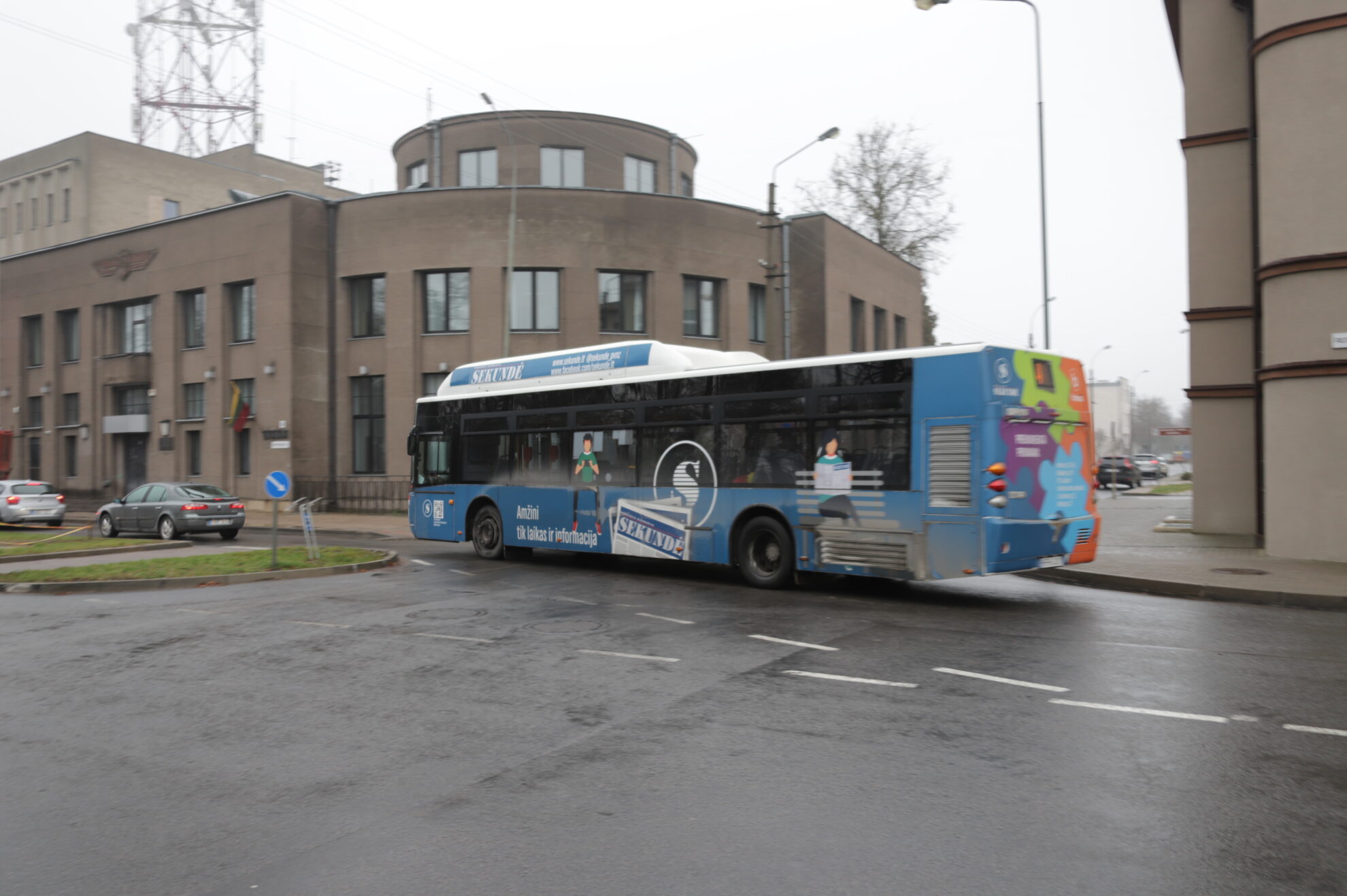 Trūkstant profesionalių tolimųjų reisų vilkikų ir autobusų vairuotojų, transporto priemonėms stovint tuščioms, o įmonėms perskirstant krovinių srautus ir skaičiuojant nuostolius, vežėjai prašo susisiekimo ministro Mariaus Skuodžio inicijuoti pakeitimus, kurie ankstintų vilkikų vairuotojų amžių iki 18 metų, o autobusų vairuotojų – iki 21 metų.