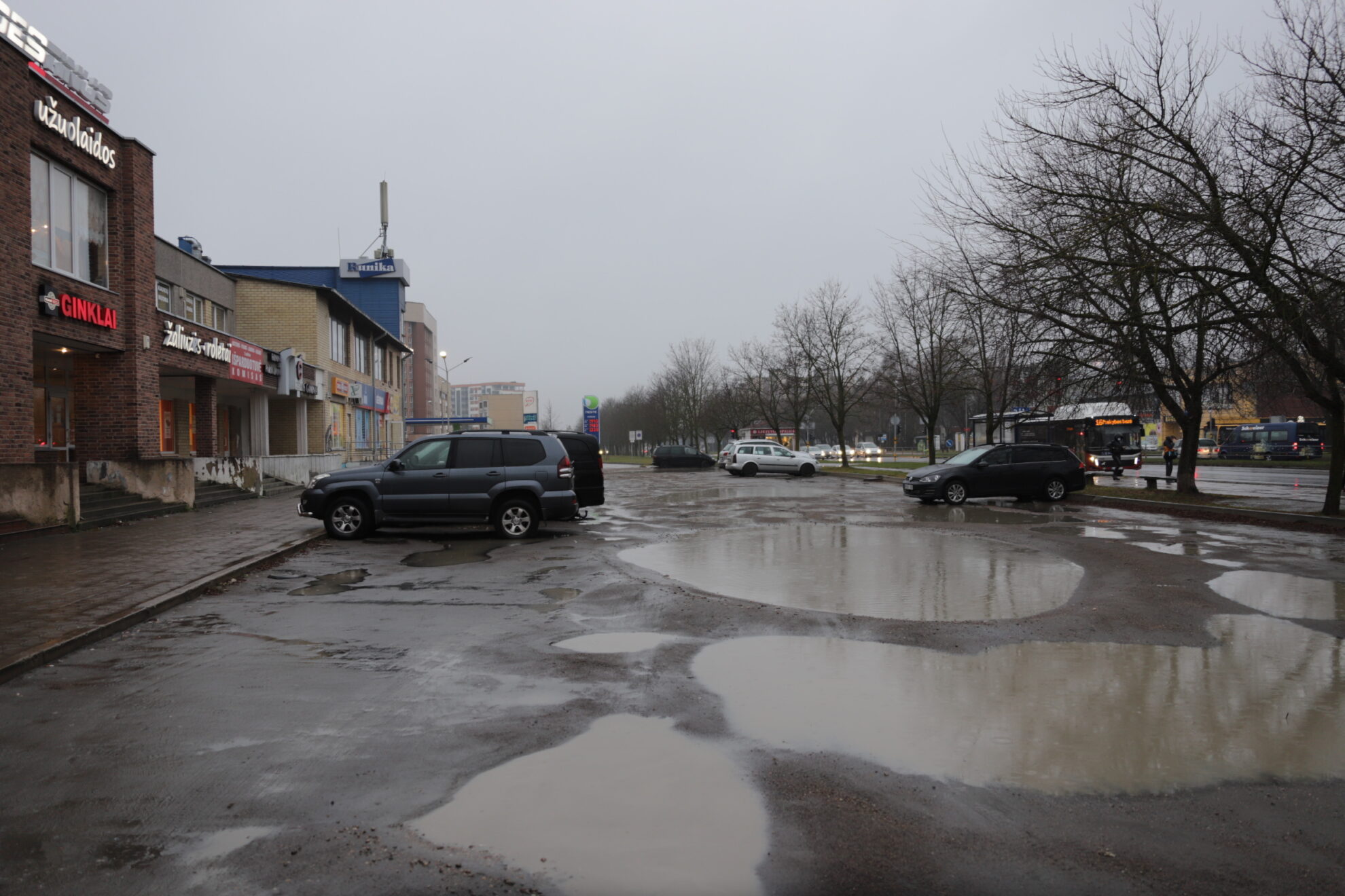 Kaimas vidury miesto – taip apie vieną automobilių aikštelę greta arterinės Klaipėdos gatvės sako tūkstančius parašų po prašymu ją tvarkyti surinkusių bene dešimties įmonių atstovai.