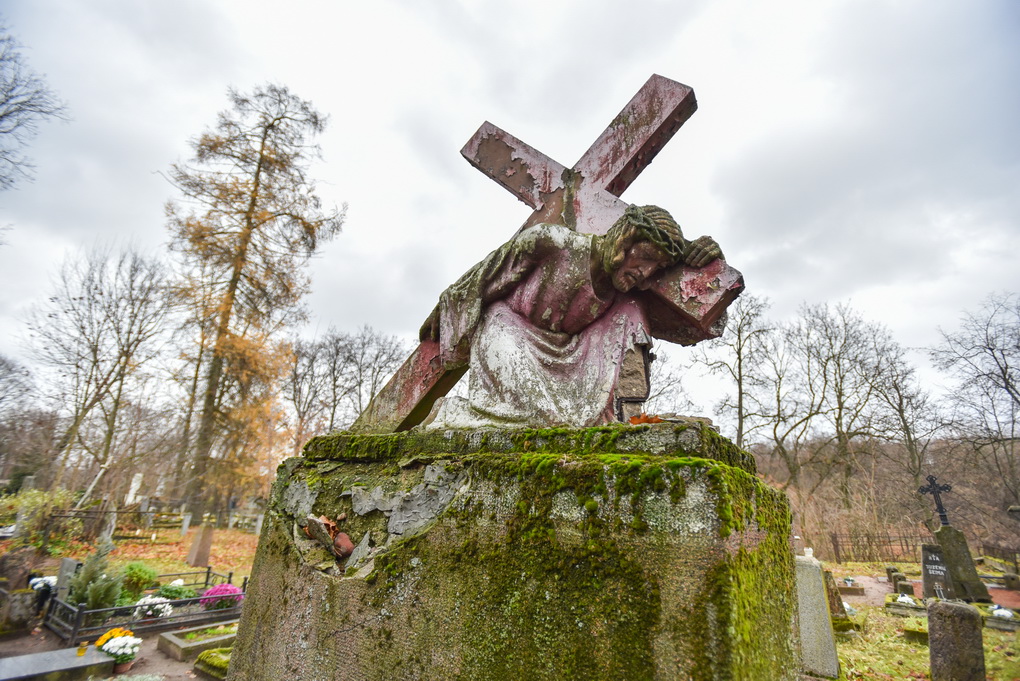 Restauracijos maldaujantiems senųjų miesto kapinių antkapiams – savotiškiems muziejaus po atviru dangumi eksponatams – dar teks palaukti meistrų.