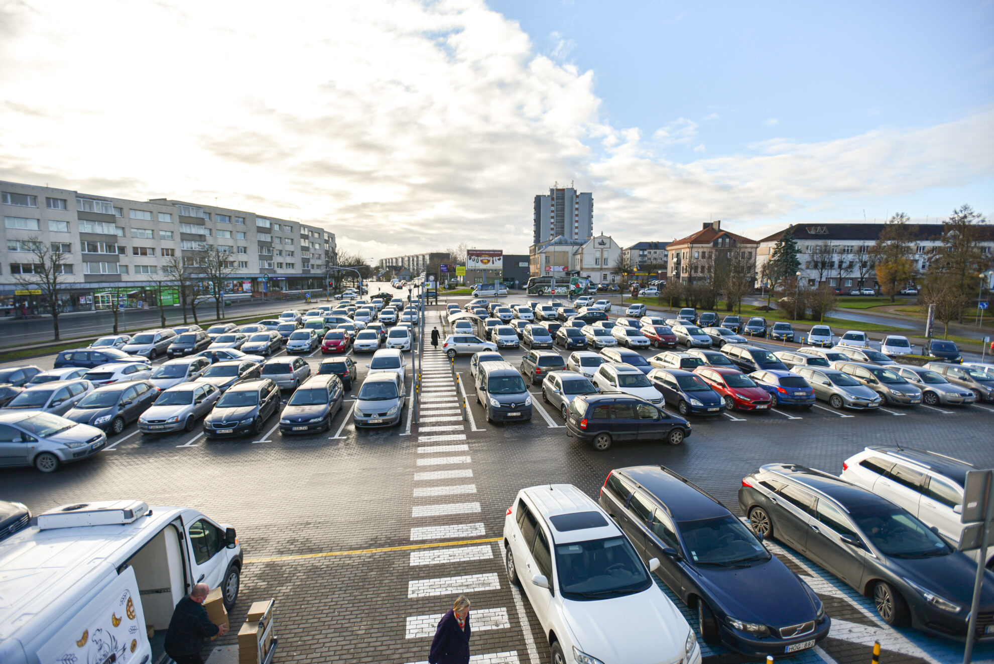 Jau kitą savaitę Panevėžio miesto savivaldybės taryba spręs, ar aukcione parduoti pačiame miesto centre, autobusų stoties ir prekybos centro pašonėje esančią automobilių stovėjimo aikštelę. Panevėžyje tai būtų bene pirmas atvejis, kai parduodamas toks turtas.