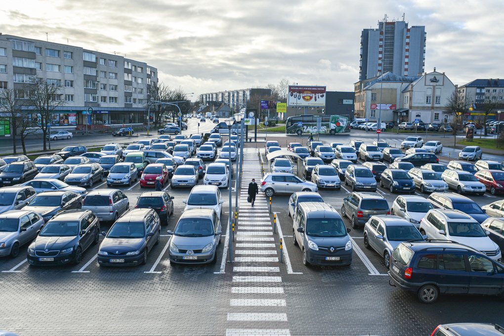 Jau šią savaitę Panevėžio miesto savivaldybės taryba spręs, ar aukcione parduoti pačiame miesto centre, autobusų stoties ir prekybos centro pašonėje esančią automobilių stovėjimo aikštelę. Panevėžyje tai būtų bene pirmas atvejis, kai parduodamas toks turtas.