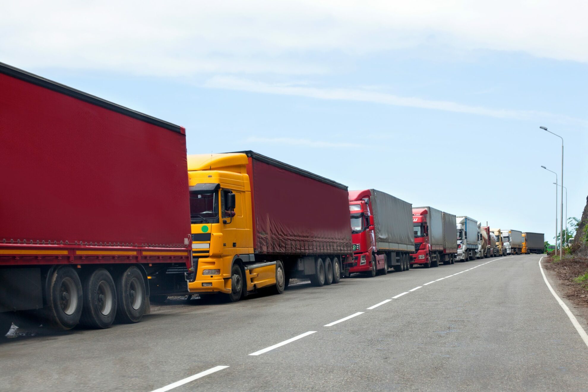 Šiais metais visuose ekonominiuose sektoriuose įdarbinama daugiau žmonių, negu atleidžiama, o vieni geriausių rezultatų fiksuojami transporto ir saugojimo įmonėse, teigia didžiųjų transporto įmonių atstovai.