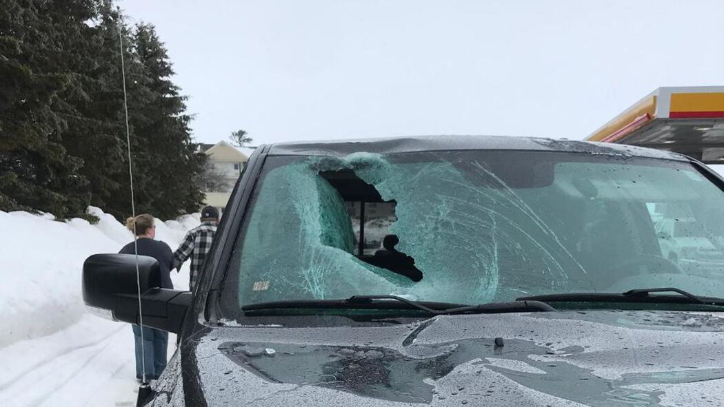 Kartais iš dangaus krinta ne tik sniegas. Nuo nenuvalyto automobilio atskridęs ledo luotas gali rimtai sužaloti važiuojančius, ar apgadinti transporto priemonę.