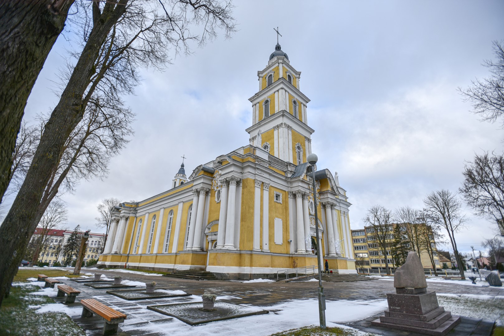 Už gruodį atėjusios sąskaitos išgąsdino ne vien gyventojus, verslą ar valstybines įstaigas. Kainų šuolis greitai atšaldė ir maldos namus. Prisukus, o kai kurioms bažnyčioms ir visai išjungus šildymą, tikintiesiems šildytis teks karštai meldžiantis.