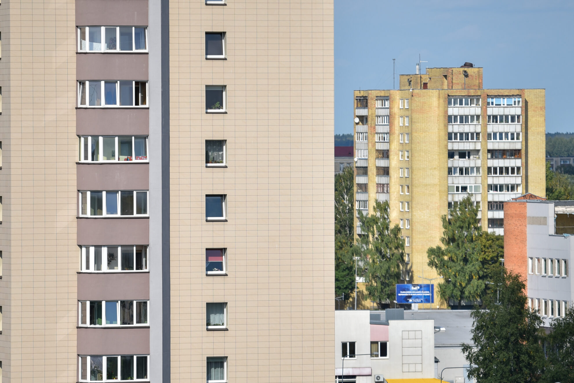 Praėjusiais metais karaliaujant pandemijai, pinigų prisitaupę gyventojai rekordiškai investavo į nekilnojamąjį turtą. Butų, gyvenamųjų namų pirkimas bei pardavimas vietoje nestovėjo ir Panevėžyje. Registrų centro duomenimis, praėjusiais metais Aukštaitijos sostinėje parduota 1,2 karto daugiau butų nei 2020-aisiais, o tam pirkėjai išleido pusantro karto daugiau nei užpernai.