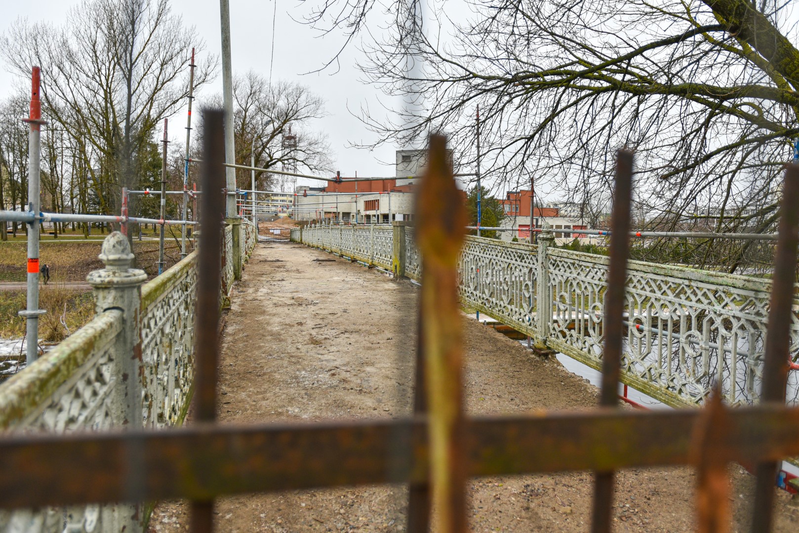 Prieš metus pradėti remontuoti ir iki šiol uždaryti du pėsčiųjų tiltai Panevėžyje greitai atverti nebus. Žiemą ir pavasarį nei ant tilto, jungiančio Bendruomenių rūmus su miesto gydymo įstaigomis, nei vedančio į Skaistakalnio parką užkelti kojos nepavyks. Geriausiu atveju jie bus atverti vasarą.