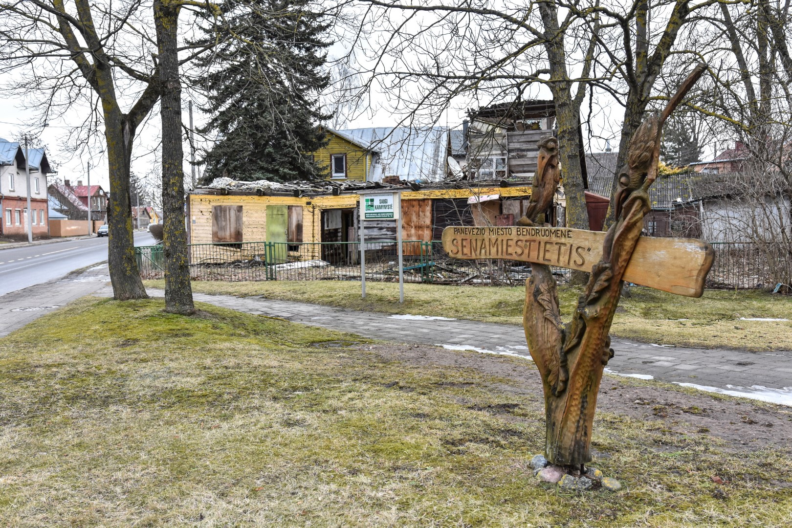 Įvažiuojantieji, o tuo labiau ateinantieji į Panevėžio kūrimąsi menančią Senamiesčio gatvę, jei nepasibaisi, tikrai nusistebi matydami pačioje jos pradžioje stūksant šimtamečio dviejų galų namo liekanas.