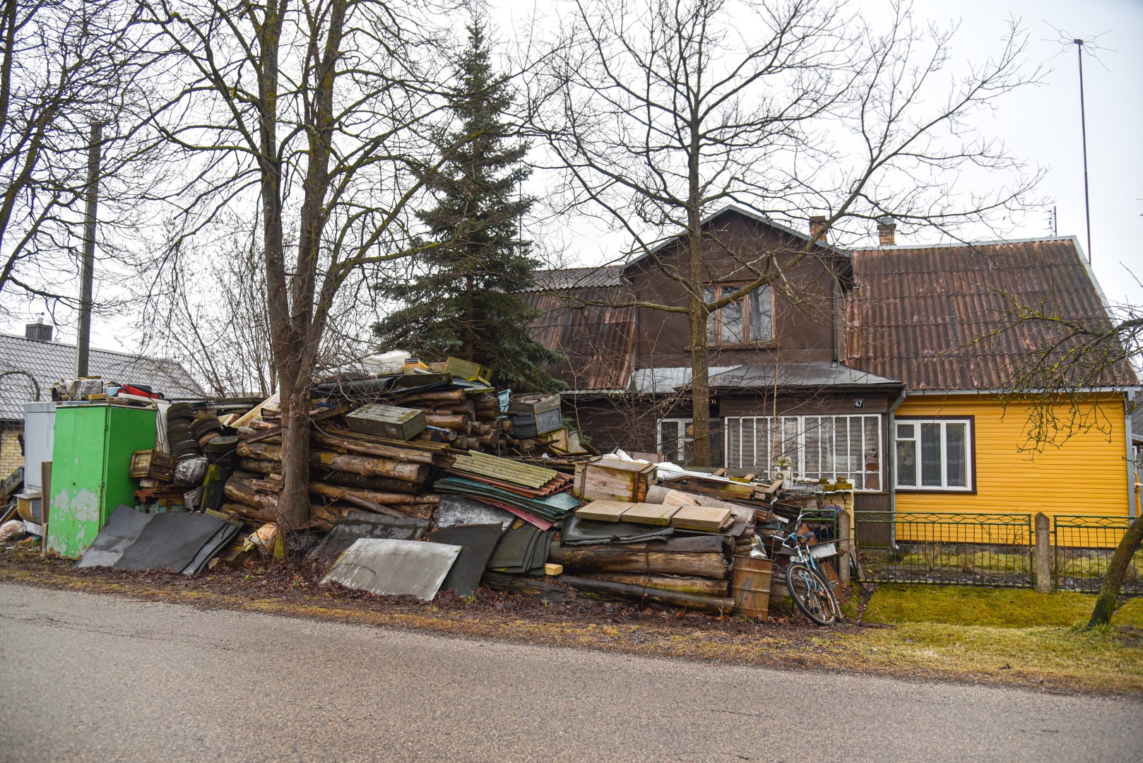 Įspėjimais ir baudomis auklėdavusi apsileidėlius, Panevėžio savivaldybė imasi naujos praktikos.