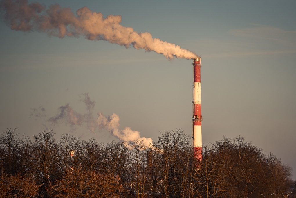 Energijos resursų kainos grasina numauti paskutines kelnes. Centralizuotai besišildantys gyventojai skaičiuoja, kad šis sezonas rekordinis – kai kuriais atvejais sąskaitos už šilumą butuose išaugo kelis kartus.