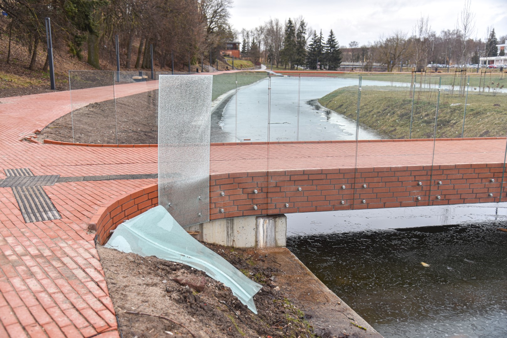 Panevėžiečių nuojauta, kad stiklais tveriama Senvagė atsidurs vandalų taikiklyje, pasitvirtino.