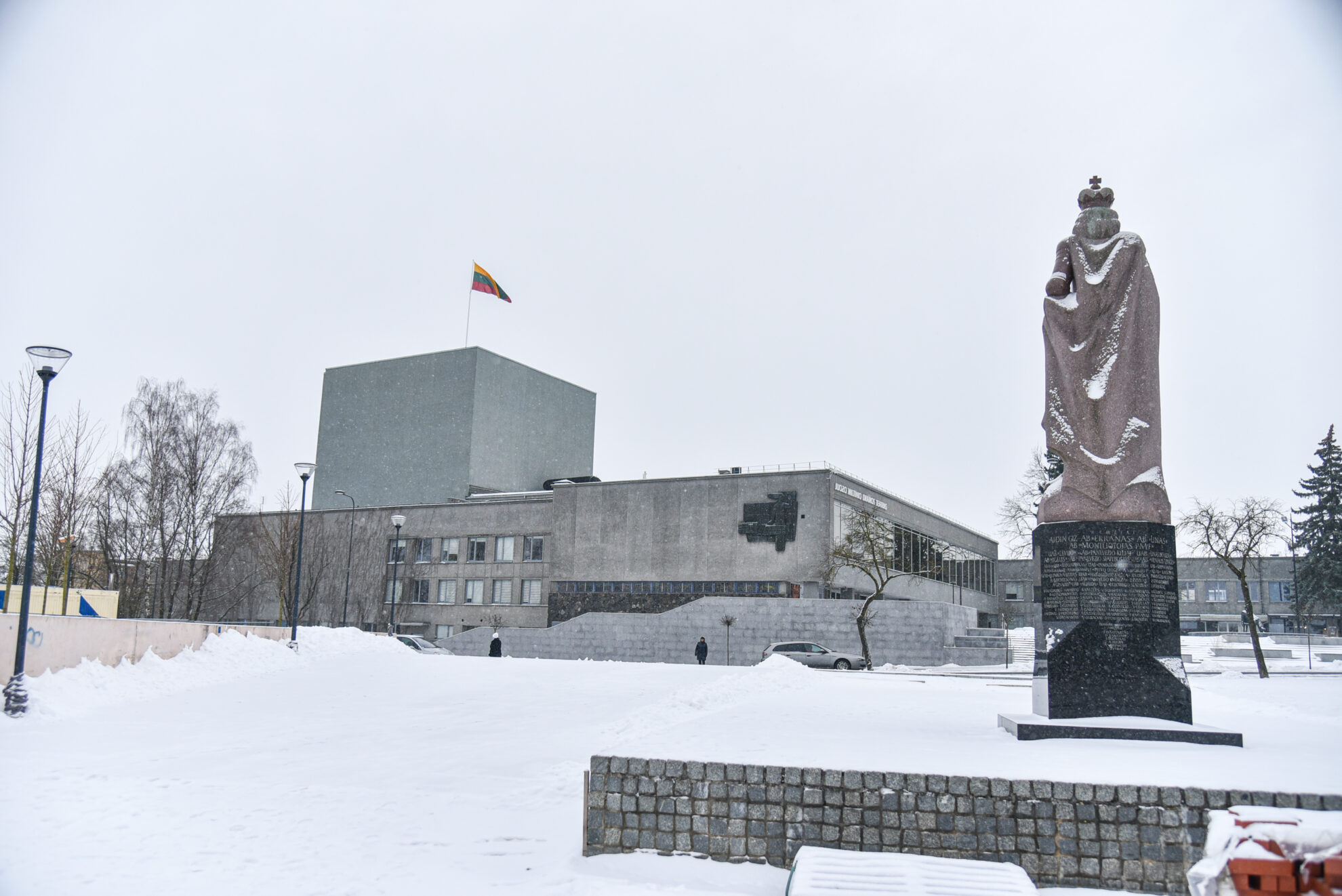 Šį savaitgalį keliuose eismo sąlygos bus sudėtingos ir nepastovios. Šeštadienį bus sulaukta iš Vakarų ateinančio vieno ciklono, o sekmadienį – kito, kurie kels sunkumų vairuotojams ir pareikalaus intensyvesnio kelius prižiūrinčiųjų specialistų darbo, įspėja Lietuvos automobilių kelių direkcija. Šie ciklonai atneš nepastovių kritulių, dėl kurių kelio dangos būklė gali sparčiai kisti.