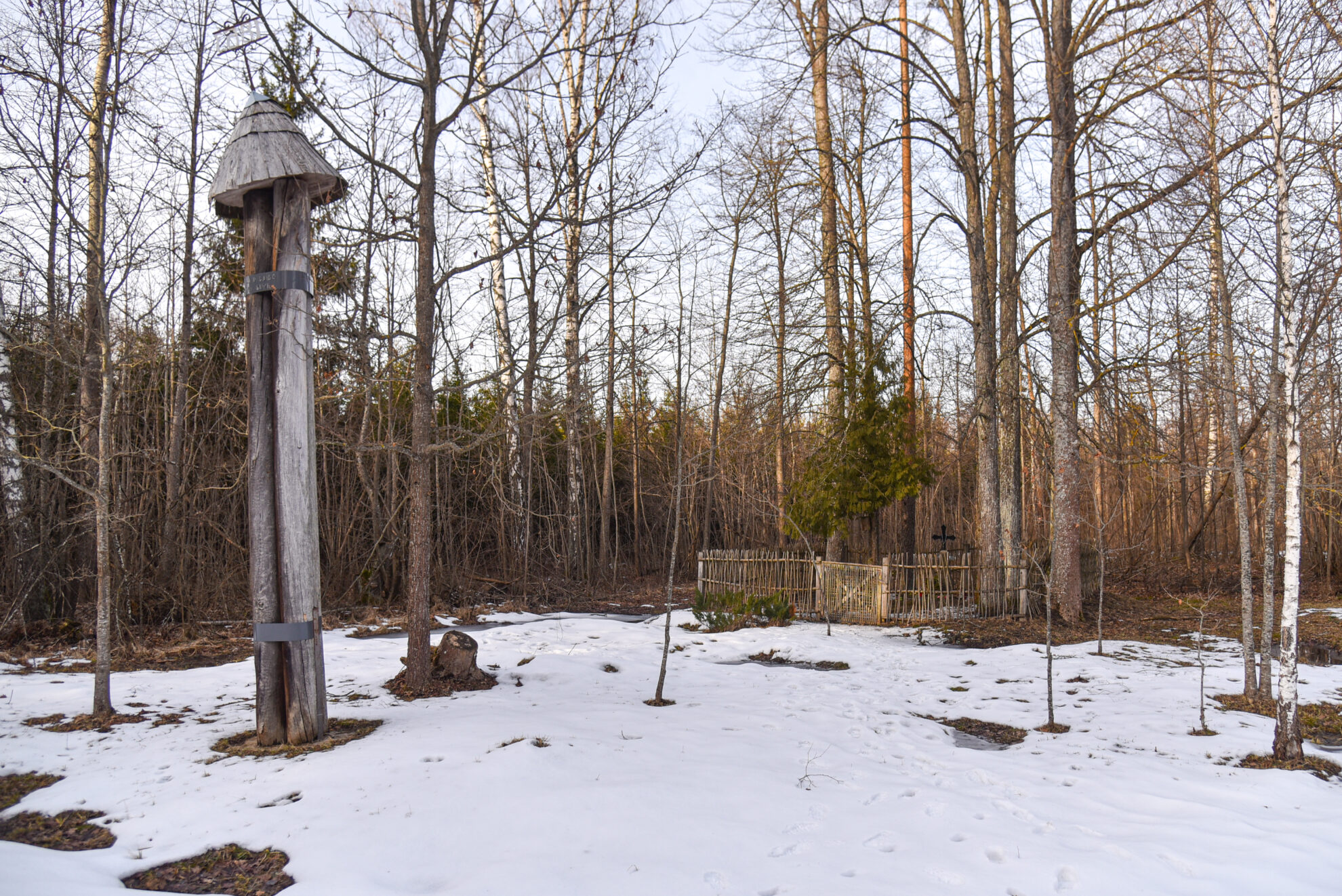 „ČIA P LAIDO 1863 M SUYIL“ – suprask, ką nori, galvok ir vertink kaip išmanai, bet toks užrašas pritvirtintas prie 1863 metų sukilėlių kapinaites žyminčio stogastulpio Raguvos miške netoli Maženių.