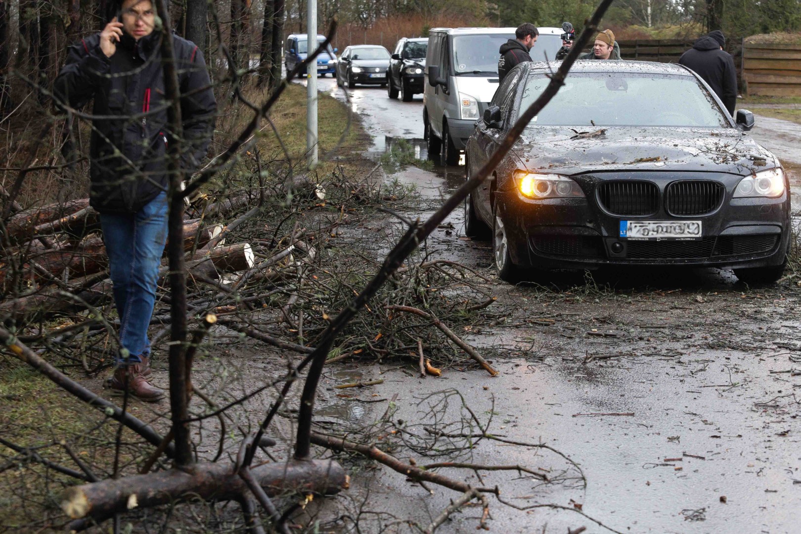 Ateinantį savaitgalį vairuotojai turėtų būti ypač budrūs keliuose, nes šalyje prognozuojamas itin audringas ir pavojingas vėjas, įspėja Lietuvos automobilių kelių direkcija.