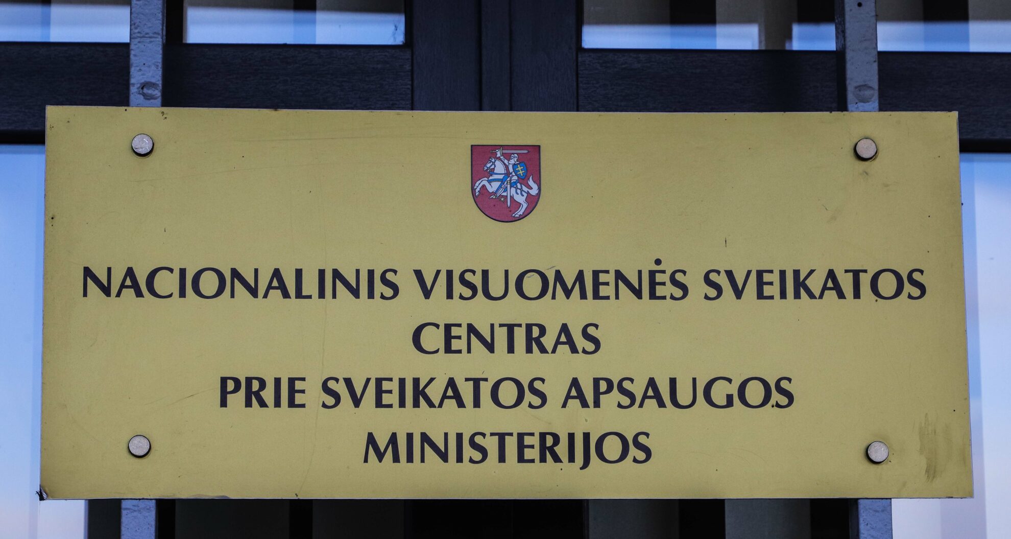 Šiuo metu ugdymo įstaigose fiksuoti 2487 aktyvūs koronaviruso protrūkiai, su kuriais susiję 9 982 COVID-19 užsikrėtimai. Nacionalinio visuomenės sveikatos centro (NVSC) Vilniaus departamento specialistės Justinos Petravičienės teigimu, šiuo metu, lyginant su kitomis sritimis, ugdymo įstaigose yra fiksuojamas didžiausias koronaviruso atvejų skaičius.