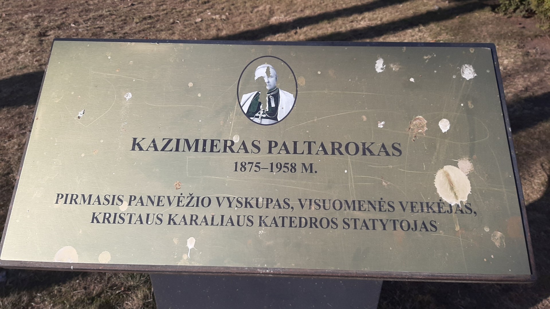 Iškiliam panevėžiečiui skirta lenta apdergta paukščių, o paties vyskupo atvaizdas joje subjaurotas.