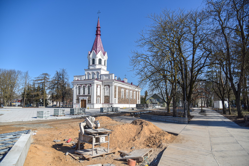 Į Švč. Trejybės bažnyčią skubantys tikintieji, į darbą Muzikiniame teatre einantys artistai, o į jame vykstančius koncertus – žiūrovai, daugiabutyje, kurio langai veriasi į Nepriklausomybės aikštę, gyvenantys žmonės neslepia jei dar ne piktais žodžiais, tai jau įtariais žvilgsniais palydintys niekaip šios aikštės remonto neužbaigiančius statybininkus.