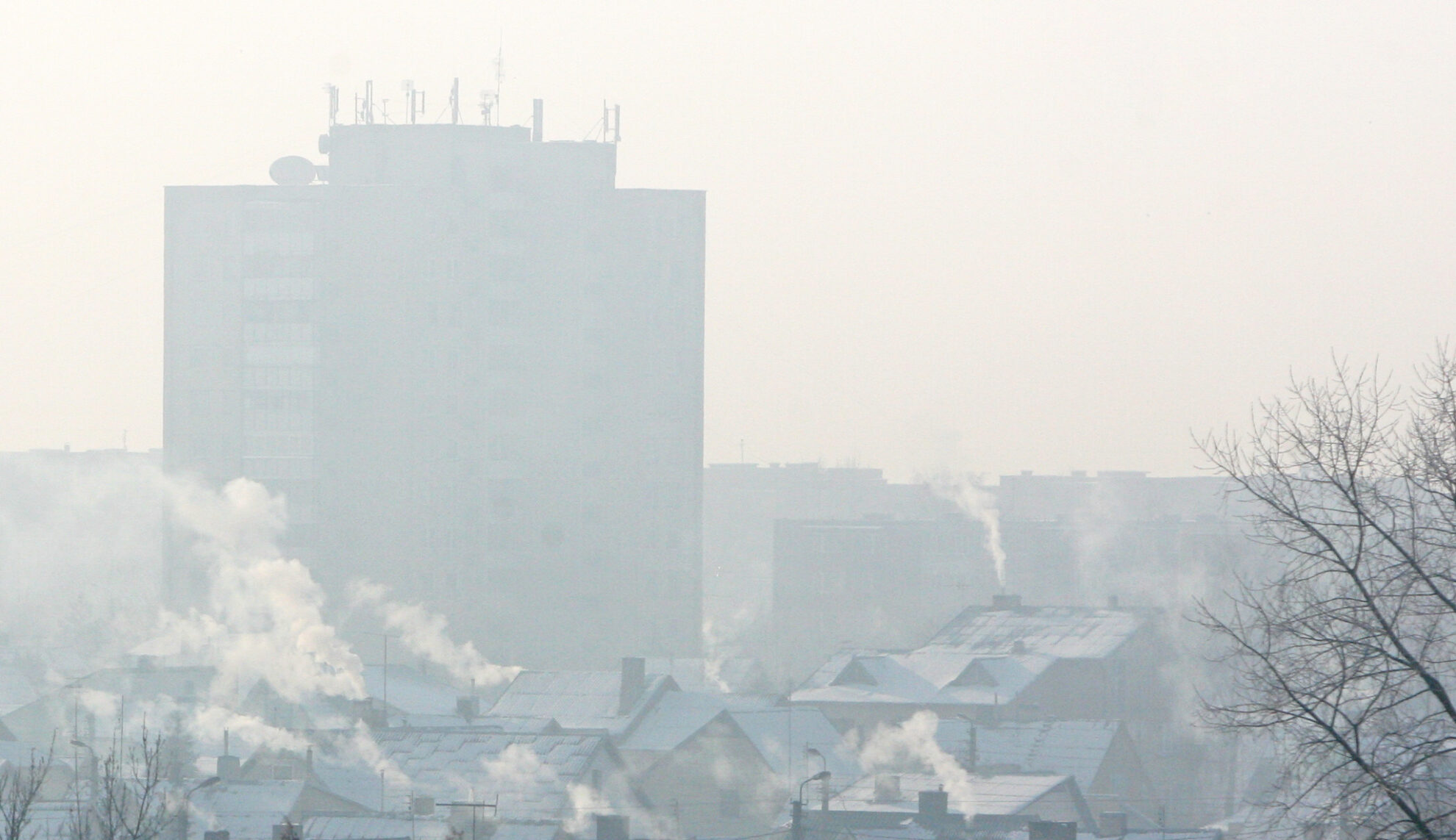 Jau porą savaičių laikantis sausiems orams, kvėpuoti darosi vis sunkiau. Panevėžyje fiksuojama gerokai didesnė, nei leidžia normos, kietųjų dalelių koncentracija ore.