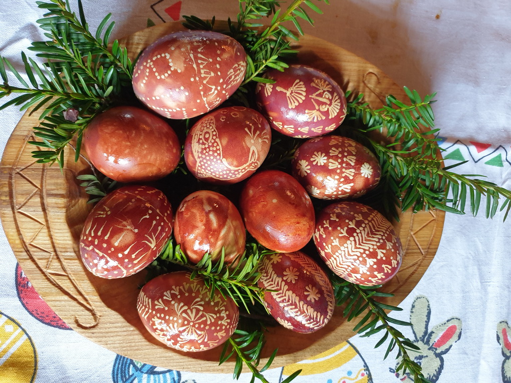 Įmantriausi margučių marginimo būdai, jų stiprumo bandymas ir smagus ridenimas mediniu voleliu – gerai žinomos Velykų tradicijos, tačiau ką dar galima nuveikti, kad šventė būtų turininga, įsimintina ir įdomi, o dvi šventinės dienos neprailgtų? Netikėtų ir įdomių idėjų galima pasisemti iš lietuvių protėvių, tereikia atverti papročių lobyno skrynias.