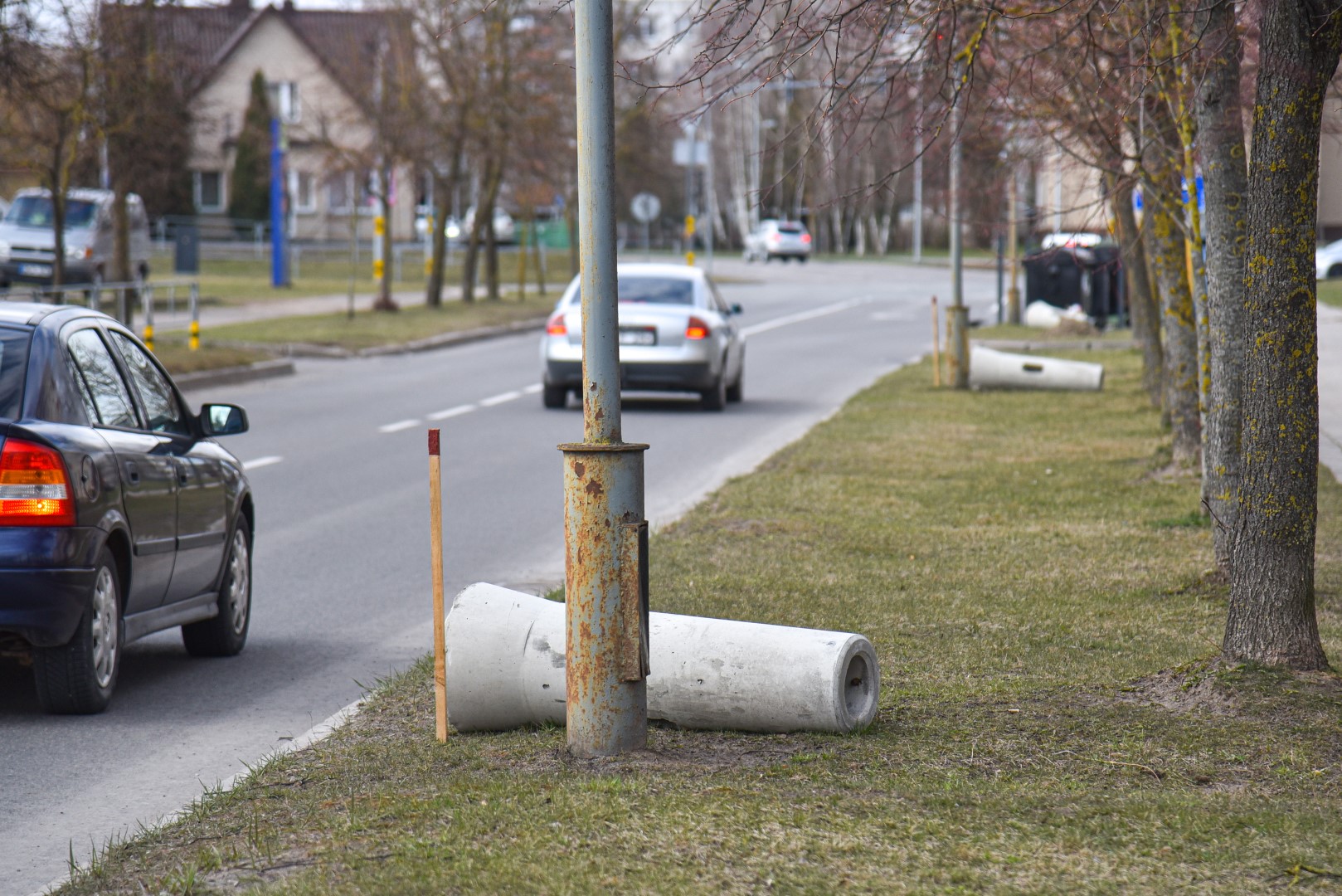 Panevėžyje kai kuriose gatvėse prie dabartinių apšvietimo stulpų dygsta naujos betoninės konstrukcijos.