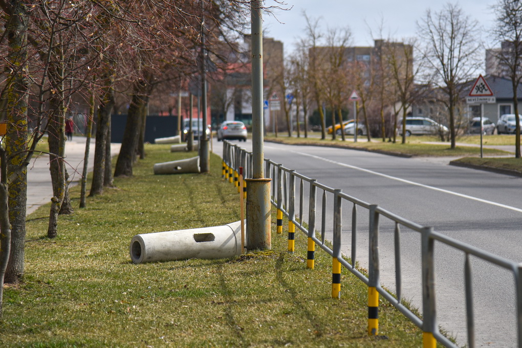 Panevėžyje kai kuriose gatvėse prie dabartinių apšvietimo stulpų dygsta naujos betoninės konstrukcijos. Jau po Velykų turėtų prasidėti grandiozinis miesto apšvietimo modernizavimas.