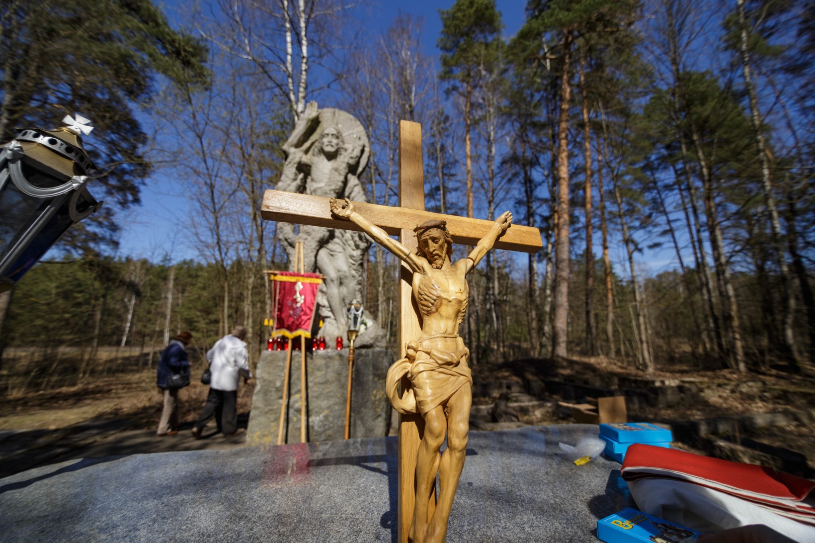 Didžiojo penktadienio Kryžiaus kelias, kuriuo Išganytojas Kristus eina į mirtį, jau kone tris dešimtis metų einamas Berčiūnų pušynu, sustojant prie kiekvienos iš 14-os Kryžiaus kelio stočių.