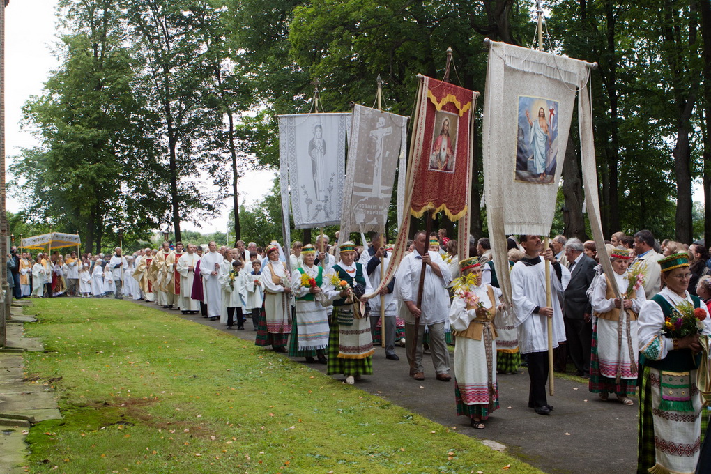 Dėl sovietų valdžios antibažnytinės politikos nukentėdavo ne tik dvasininkai, bet ir eiliniai piliečiai, tenorėję išpažinti savo tikėjimą.