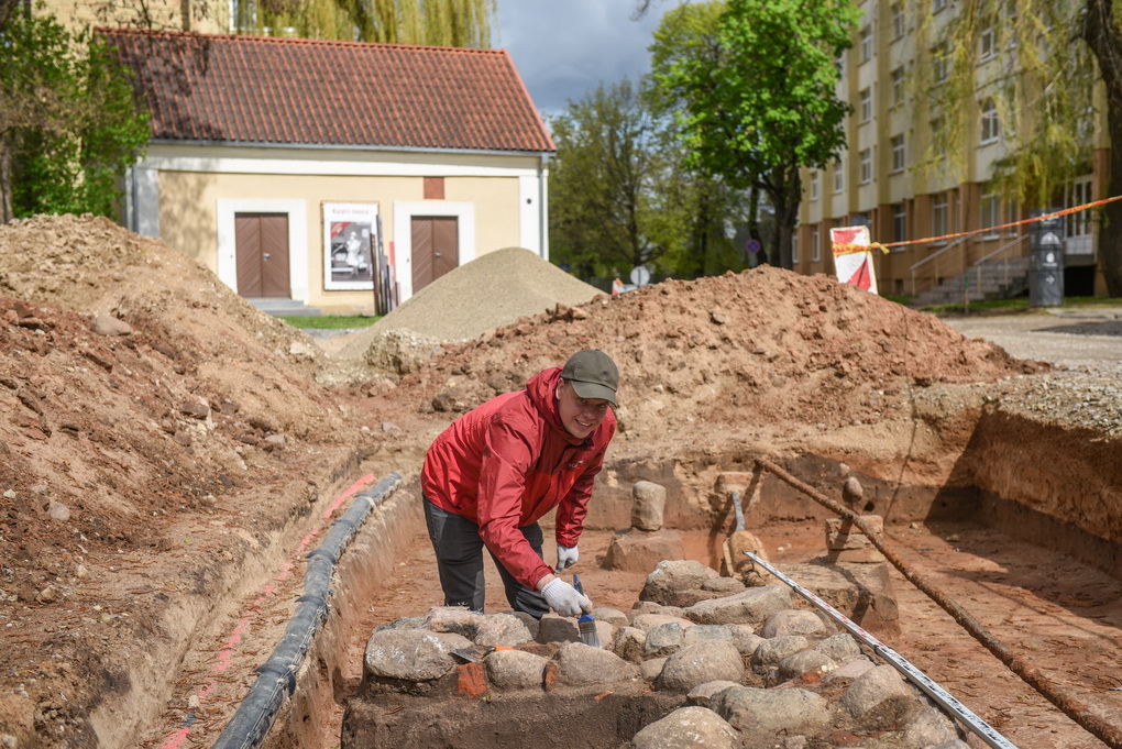 Vienoje seniausių Panevėžyje Kranto gatvelėje, seniausio, dar XVII amžiuje statyto, mieste pastato pašonėje, prieš daugiau nei du šimtus metų stūksojo ir jam priklausiusių medinių statinių kompleksas – arklidės, ratinė bei pats medinis teismo rūmas.