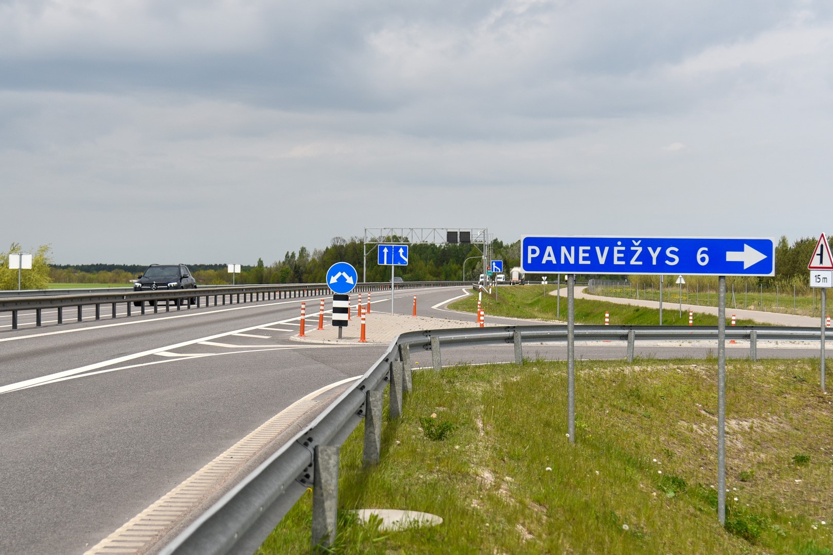 Baltijos šalims laukiant, kada jų sostines nuo Varšuvos iki Talino sujungs europinė „Rail Balticos“ vėžė, svarstoma 250 km/val. greičiu skriejančių traukinių tarptautinę stotį statyti nebe Gustonyse, o paties Panevėžio pakraštyje, visai netoli aplinkkelio.