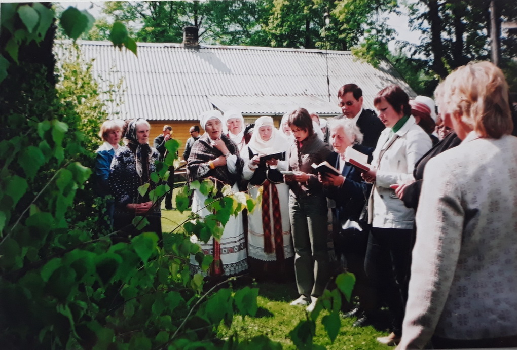 Laikas jau išsivedė žmones, galėjusius papasakoti, kokia būdavo gegužė senajame Lietuvos kaime. Karas, pokaris, kolūkiai, melioracija, agitacija ir kitos priežastys ne kartą keitė gegužės šventes ir tradicijas, bet viena gražiausių – giesmių ir bendravimo vakarai, vadinamoji mojava, nepamiršti ir dabar.