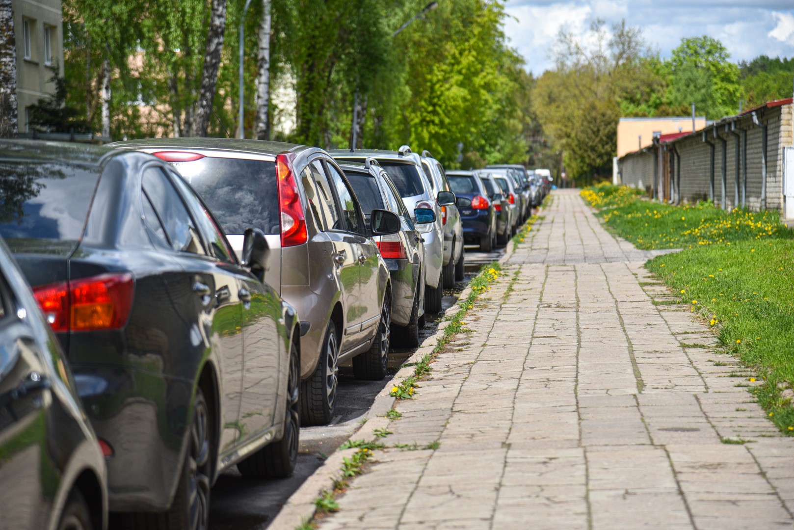 Vieną seniausių Panevėžyje Tulpių gatvės mikrorajoną nuo automobilių spūsčių svarstoma gelbėti vienpusiu eismu.