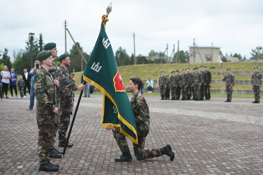 Vadokliuose prie Vyčio apygardos partizanų paminklo šeštadienį vyko iškilminga vėliavos keitimo, šaulių priesaikos ir jaunųjų šaulių pasižadėjimo ceremonija.