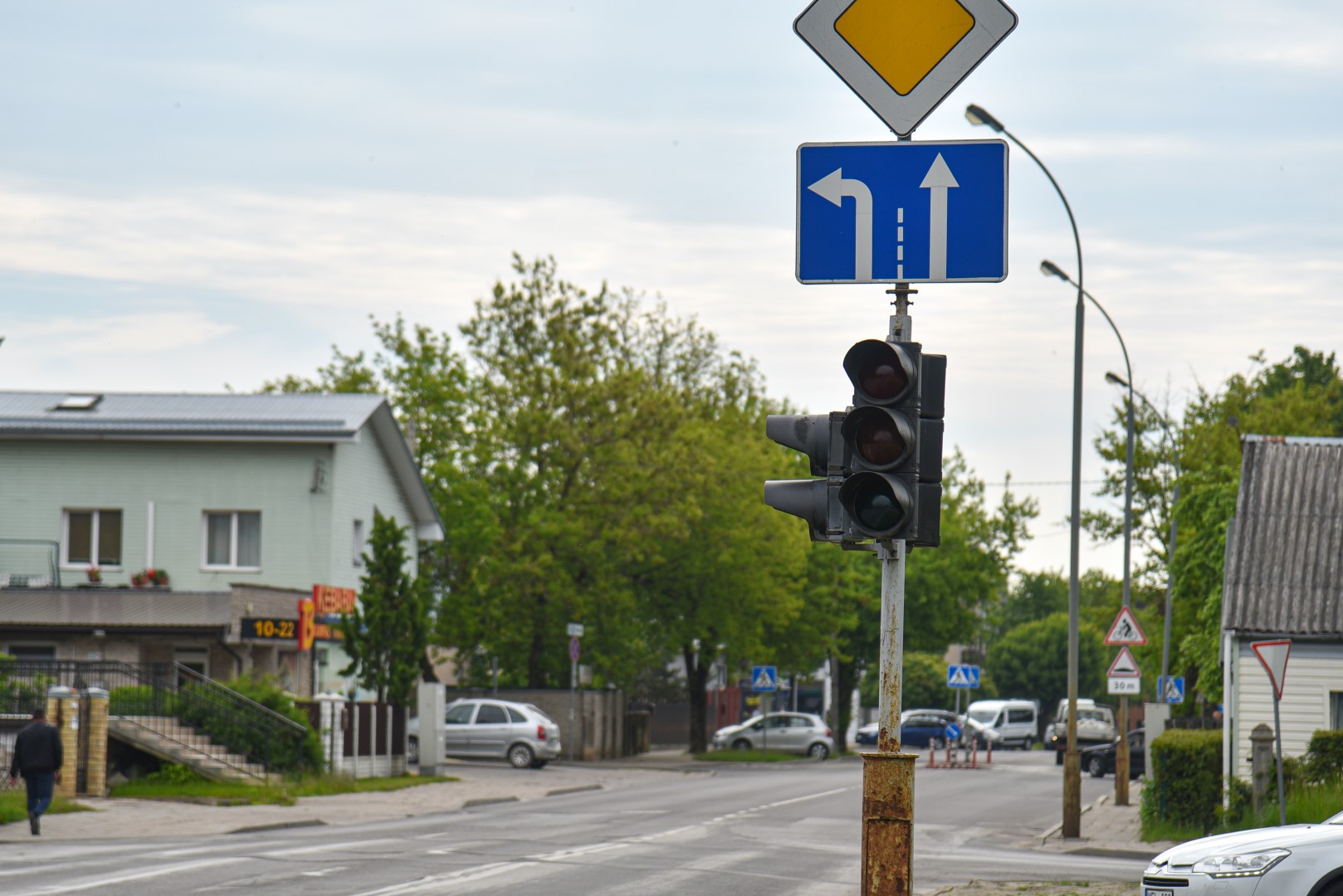 Vienoje judresnių Panevėžyje Marijonų, Pušaloto ir Stoties gatvių sankryžoje jau antrą savaitę neveikiantys šviesoforai bus keičiami nespėtomis utilizuoti senienomis, išmontuotomis miesto centre.