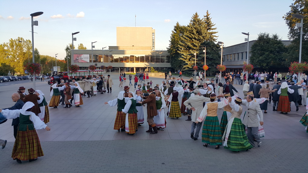 Panevėžiečiai turi galimybę drauge puoselėti tautos paveldo vertybes. Kiekvieną savaitę visi to siekiantys kviečiami į etnokultūros mokymus, kur kartu traukia senąsias lietuvių dainas ir mokosi tradicinių šokių. Čia nei pinigų, nei jokių dokumentų nereikia – tik norą ir pagarbą tradicijoms.