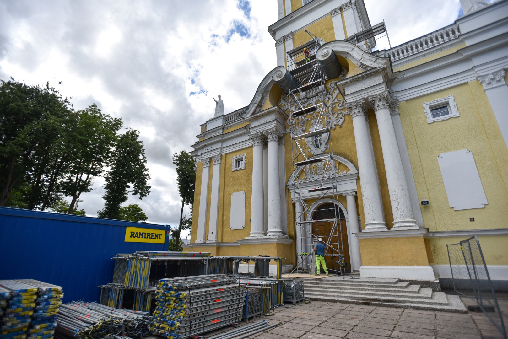 Panevėžio vyskupijos motina vadinama Kristaus Karaliaus katedra, keletą pastarųjų metų stebinusi skirtingais sienų atspalviais, vėl sulaukė statybininkų.