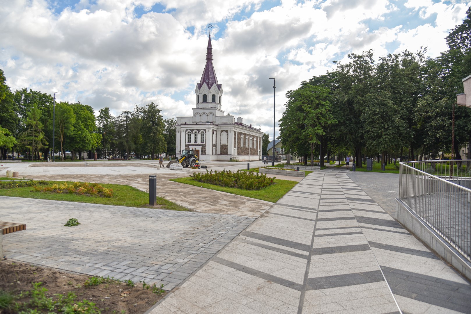 Jei pasaulio nebūtų užklupusi pandemija, o Ukrainos – Rusija, sutvarkytą Nepriklausomybės aikštę Panevėžys būtų turėjęs jau porą metų, tvirtina miesto Savivaldybės atstovai.