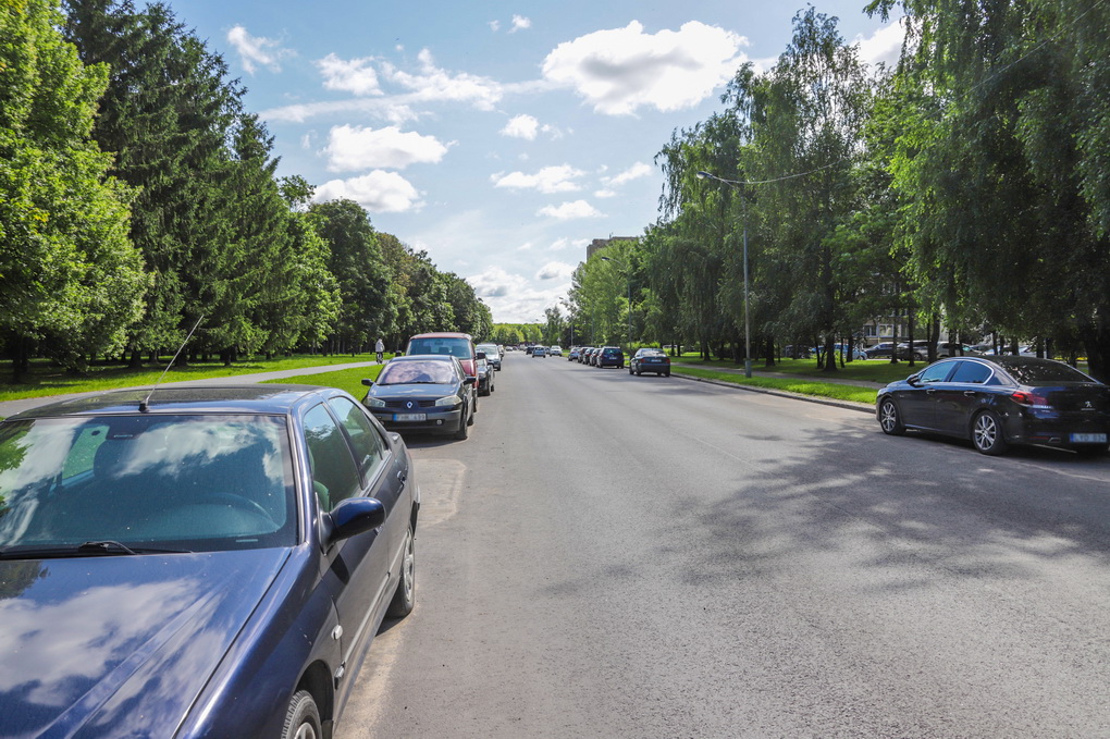 Parko gatvės gale gyvenantis inžinierius pasakoja jau ne kartą atkreipęs dėmesį, jog kieme paliekamas automobilis, buto langai ir palangės kartkartėmis pasidengia šiurkščia, plika akimi