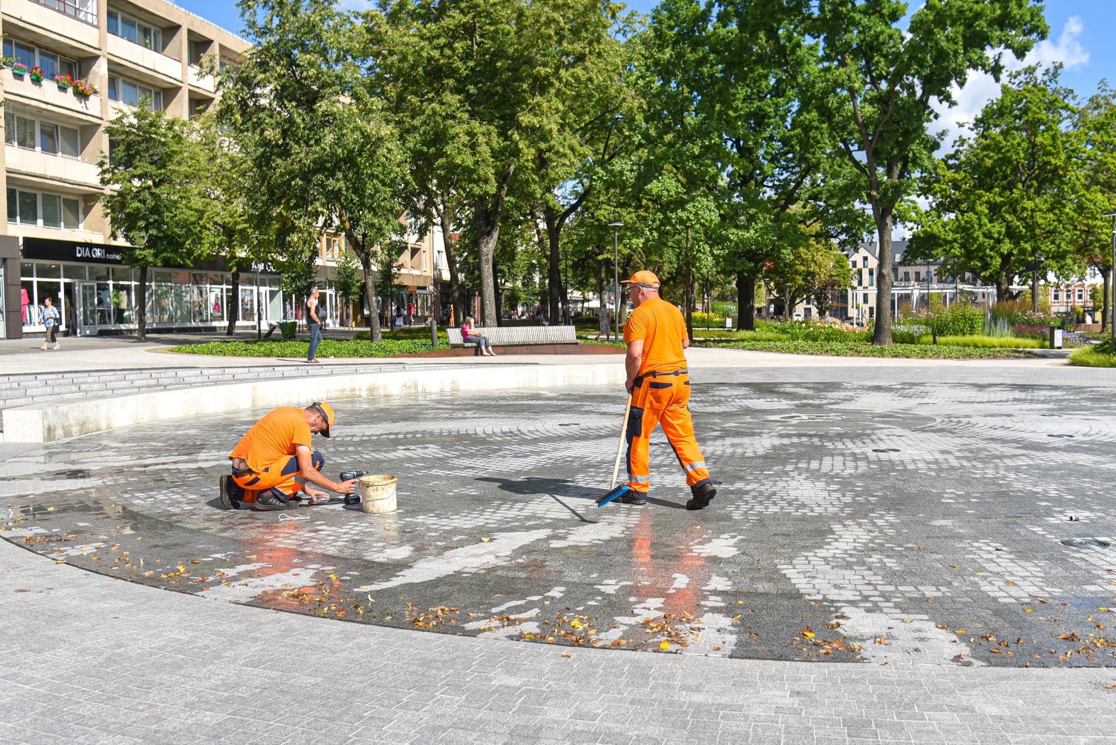 Apipaišytos stotelės, vaikų žaidimų įrenginiai, net viešieji tualetai, sulaužyti suoliukai, pavogti brangūs fontano purkštukai, daužomos stiklinės pertvaros tiek atnaujinamoje Senvagėje, tiek Kultūros ir poilsio parke – tai tik dalis miestą niokojančių vandalų „užsiėmimų“.