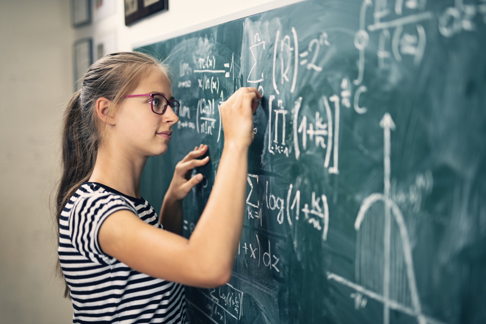 Paaiškėjus, kad 35 proc. abiturientų neišlaikė valstybinio matematikos egzamino, prasidėjo kaltųjų paieškos. Tačiau nutylima, kad dešimtokų pagrindinio ugdymo pasiekimų patikrinimo (PUPP) rezultatai – dar tragiškesni.