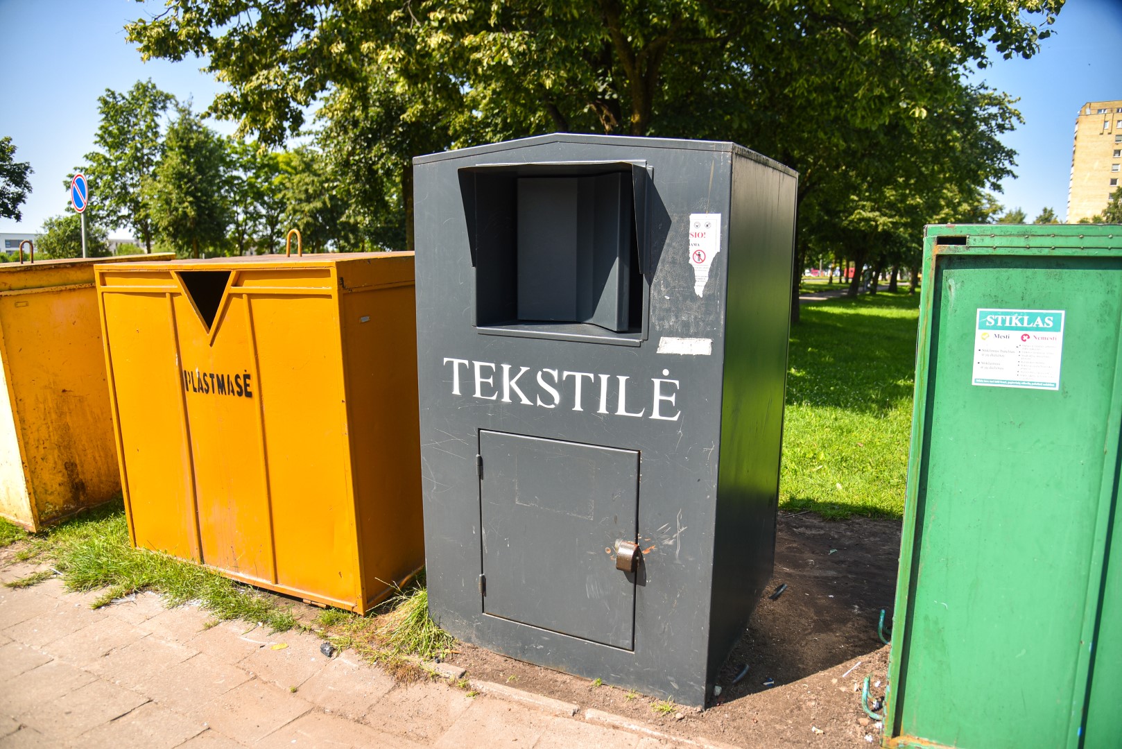 Pastebimai išaugus poreikiui, mieste plečiamas tekstilės atliekų surinkimo konteinerių tinklas.