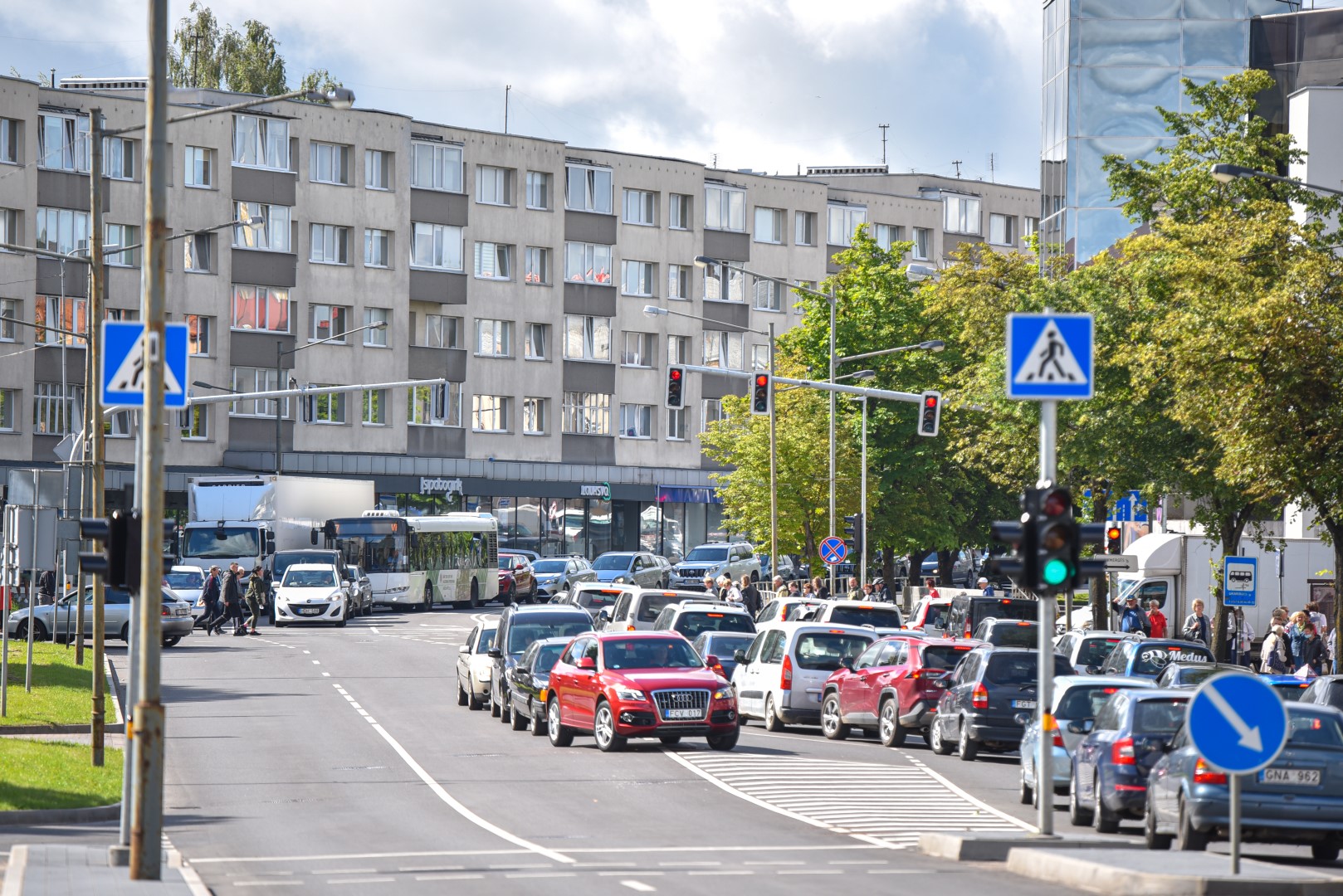 Didžiulis greitis, kriokiantys duslintuvai, cypiančios padangos, adrenalinas, persipynęs su azarto kvapu, ir iš lovų kurtinančio garso verčiami gyventojai – tai ne kokio veiksmo filmo siužetas, o Panevėžio naktinis gyvenimas.