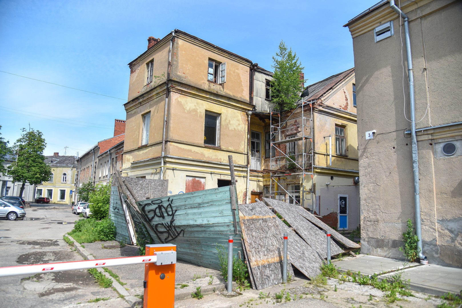 Panevėžio pūliniu tapęs centrinėje Vasario 16-osios gatvėje stovintis 11-uoju pažymėtas namas, atrodo, kraupins dar ilgai.