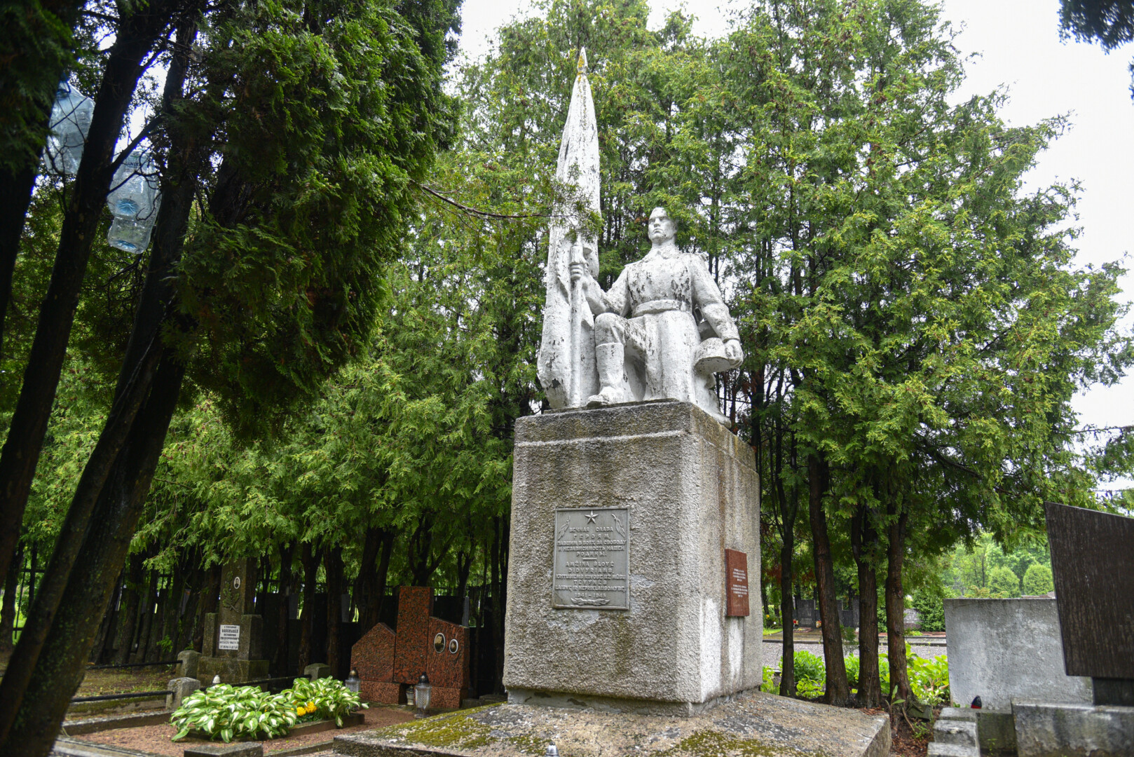 Miesto Savivaldybės tarybai vienbalsiai pritarus išmontuoti mieste esančius sovietinius paminklus ir simbolius, bus skelbiamas konkursas ir ieškoma, kas galėtų tokius darbus atlikti.