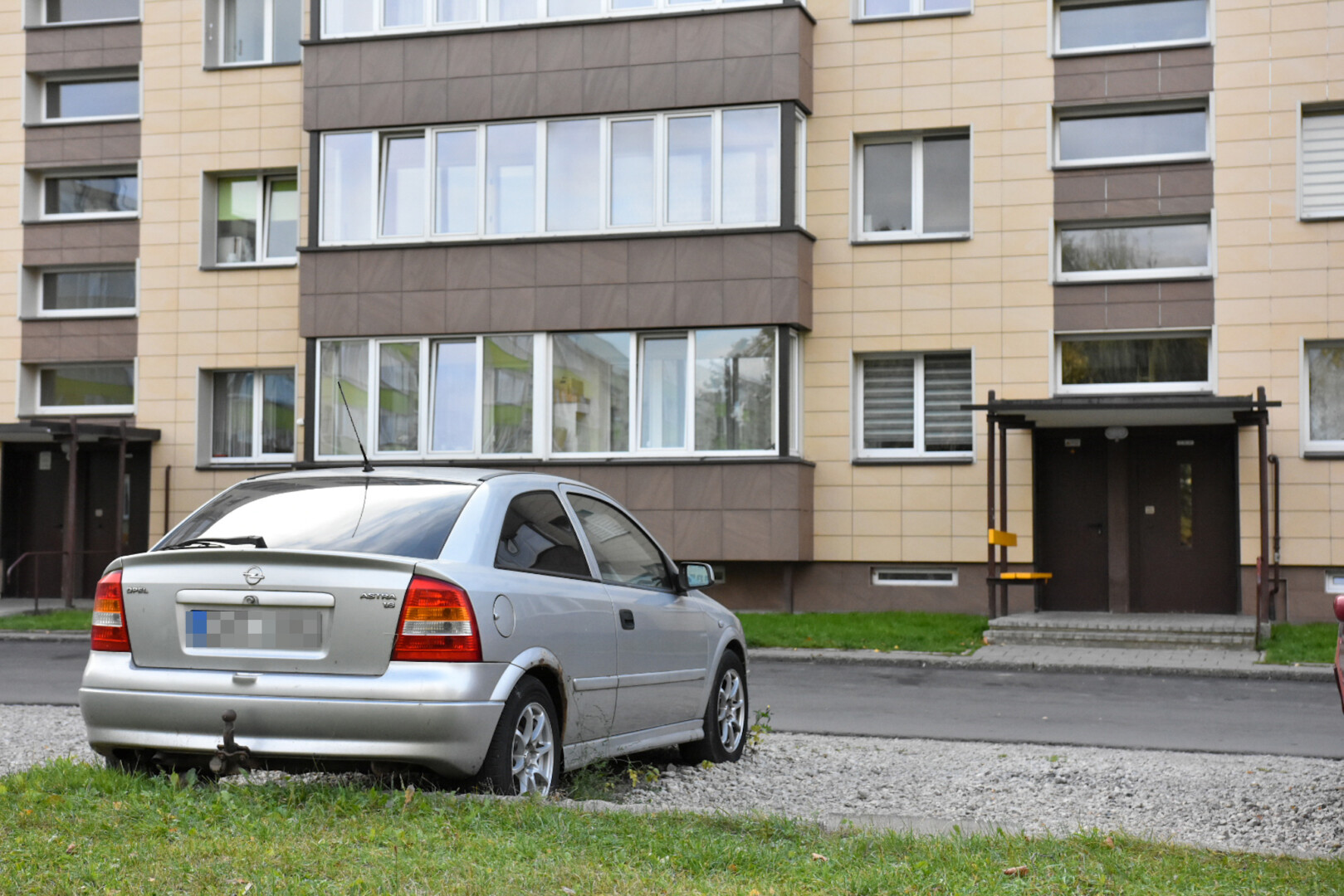 Nevažiuojantys, nuleistomis padangomis, aprūdiję ir net samanomis baigiantys apželti automobiliai kelia pasipiktinimą dėl vietos ankštuose kiemuose priverstiems kovoti vairuotojams.