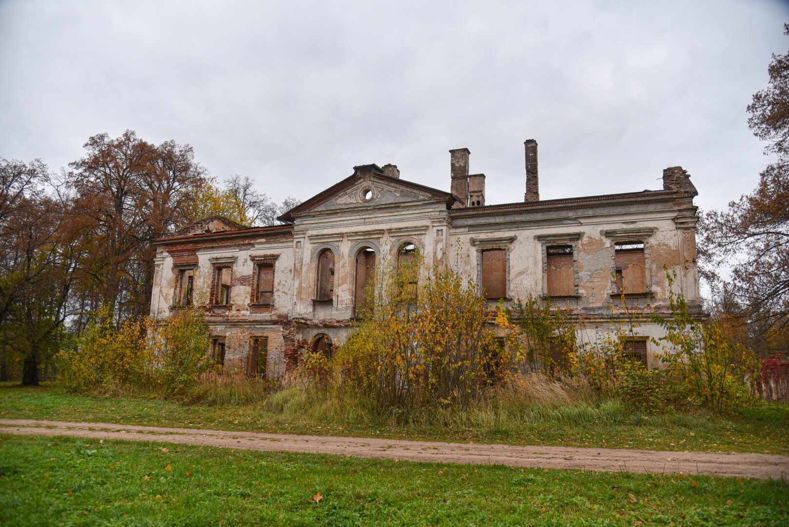 Panevėžio rajone įsikūrę Alančiai šiandien – vienos gatvės kaimas. Tokiu jį pavertė sovietizacija. Tačiau anksčiau tai būta vietovės, garsėjusios vienu didžiausių dvarų Lietuvoje.