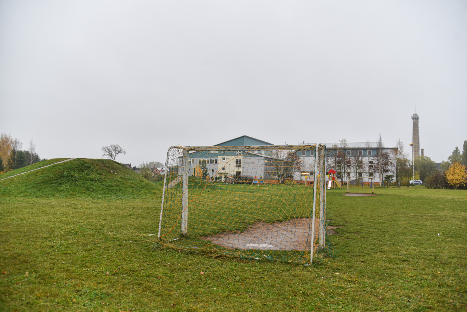 Priemiestinės Dembavos centrinėje aikštėje už rajono biudžeto lėšas planuojamas statyti modernus futbolo stadionas su sporto aikštynais bei vaikų žaidimo aikštele nenustoja kurstyti aistrų.