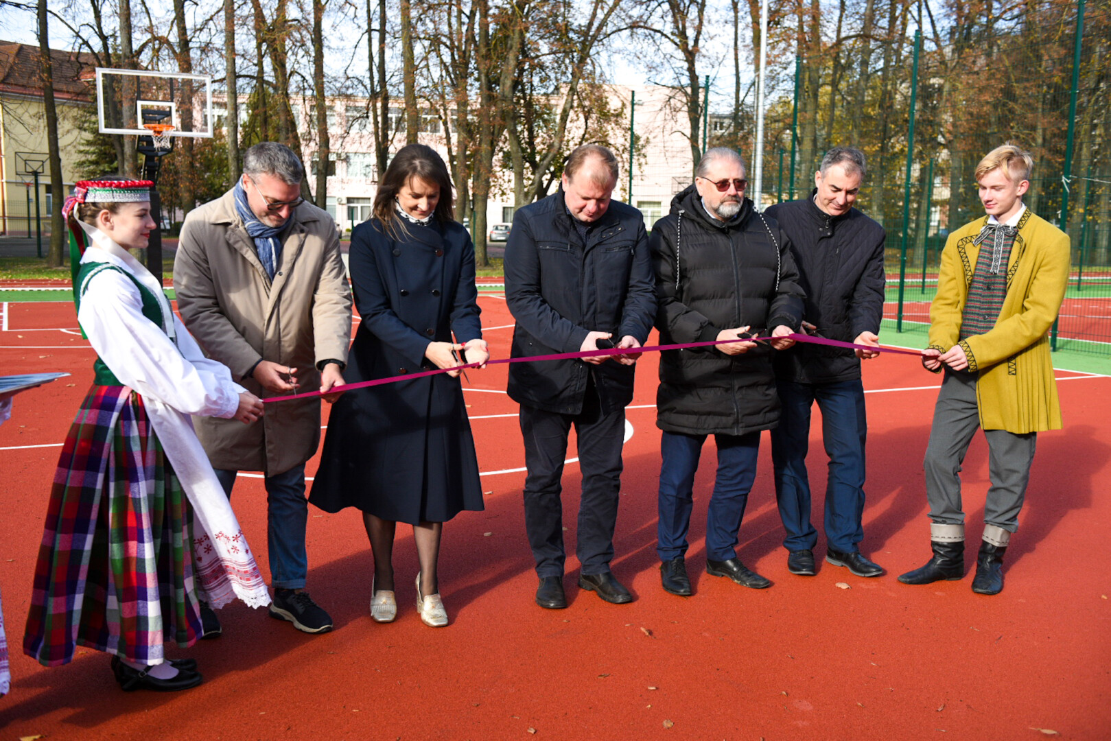 Šiandien Panevėžio miesto meras Rytis Račkauskas, švietimo, mokslo ir sporto viceministras Linas Obcarskas bei kiti garbūs svečiai oficialiai atidarė Vytauto Žemkalnio gimnazijos stadiono aikštyną.