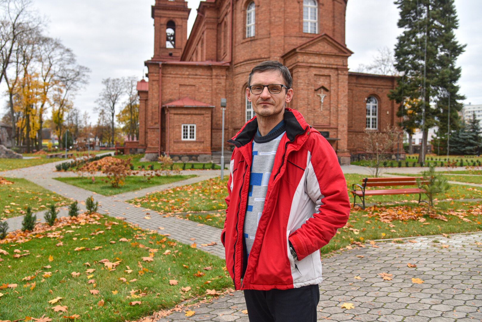 Mane, bebaigiantį Katinų pagrindinę mokyklą, vis labiau linkstantį prie knygų, lituanistė Aldona Stogienė ragino stoti į Vytauto Žemkalnio gimnaziją Panevėžyje. Kur dėsies, vaikeli, kur tiksi, tik ten, pamėgink. Gi sunkaus darbo nedirbsi, mašinos tau neįdomu, gyvenime kamuolio rankose taip pat nelaikei.