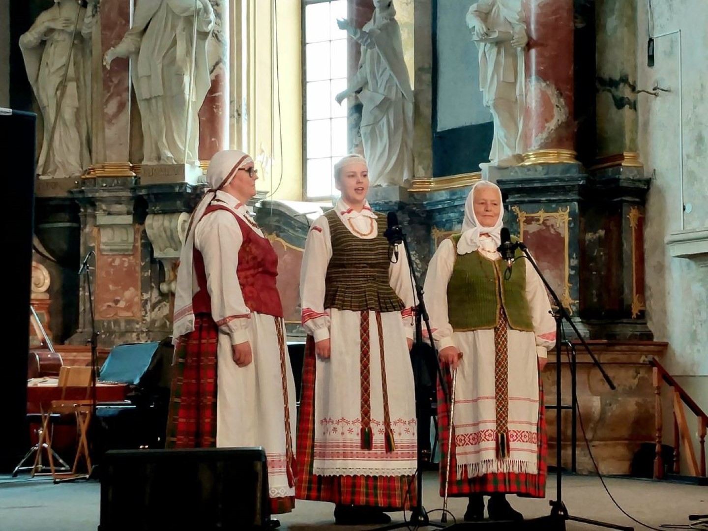 Nedažnai, tik kartą per dvejus metus, įvairių tipų armonikomis grojančioms moterims ir merginoms